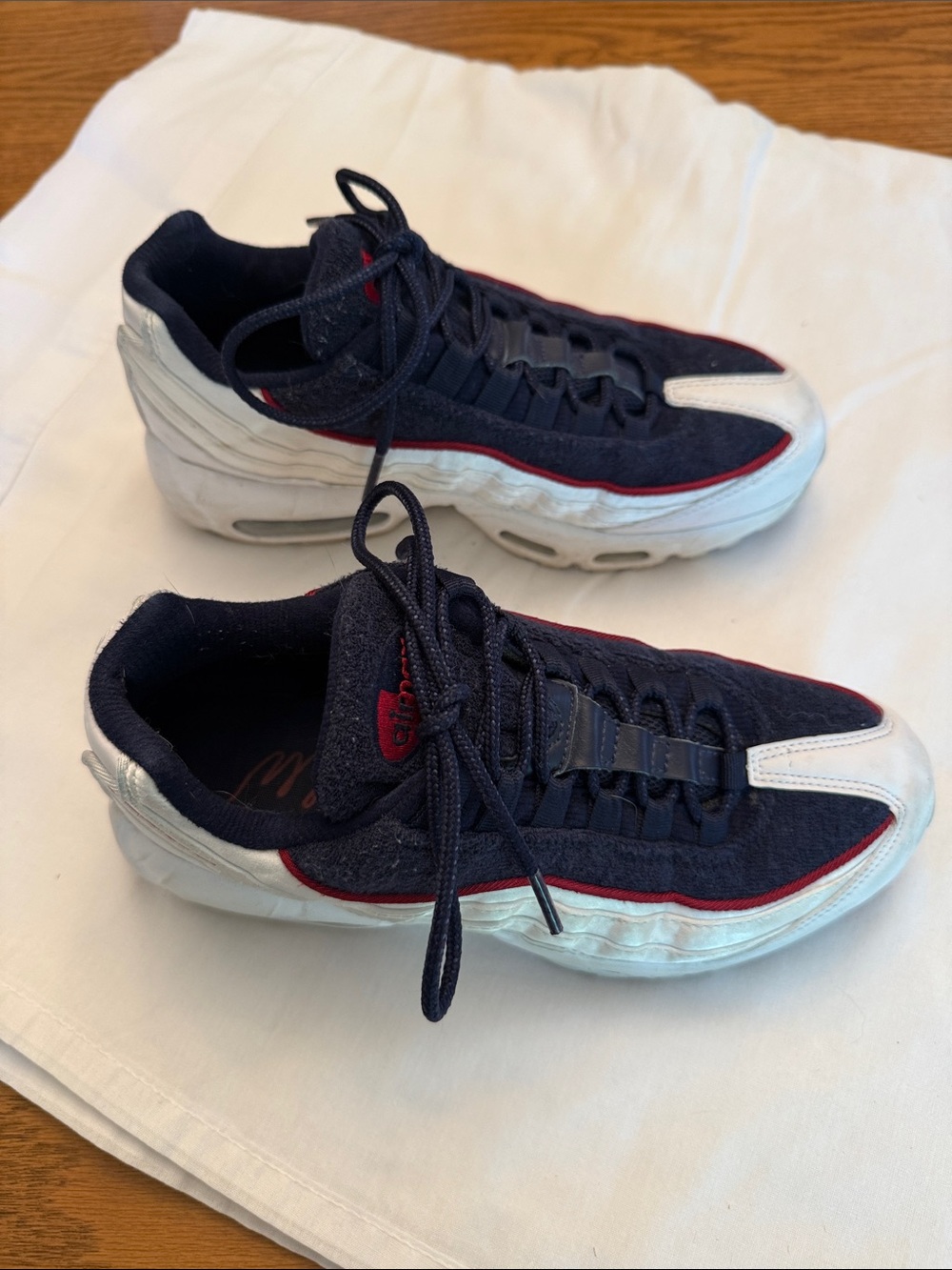 Nike Navy White Red Low-Profile Athletic Sneakers